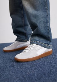 PALERMO UNISEX - Sneakers - white/cool light gray/gold