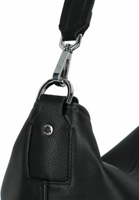 Schwarze Lederhandtasche mit strukturierter Oberfläche, silbernen Beschlägen und einem abnehmbaren Trageriemen mit einem Druckknopf-Haken.