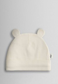 Krémová žebrovaná pletená čiapka pre bábätká s malými medvedíkovými uškami, vybavená preloženým lemom a bočnou značkou. Mäkký, elastický materiál s hladkou textúrou.