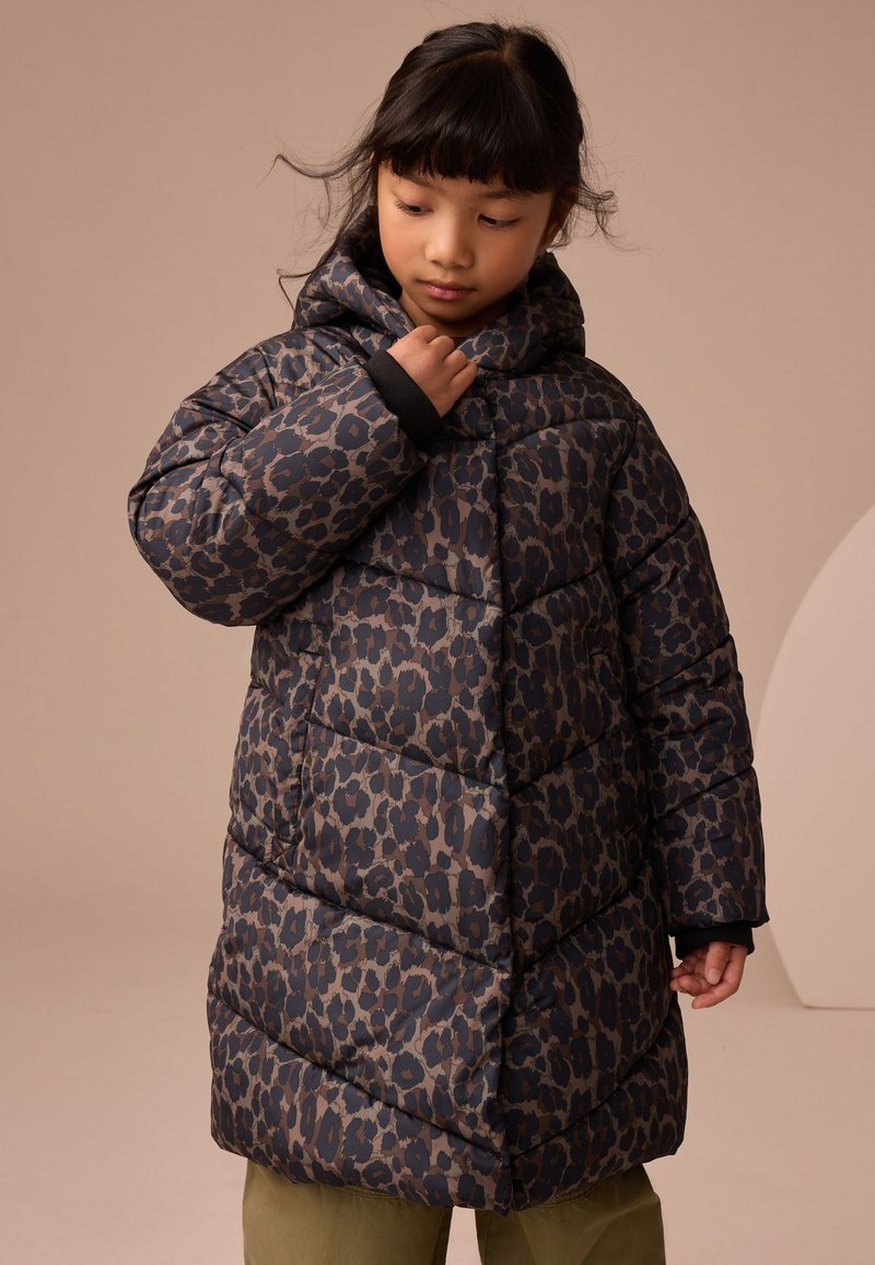 Manteau matelassé avec un imprimé léopard sombre, doté d'une capuche et de poignets élastiques. Le tissu a une texture lisse et brillante ainsi qu'une isolation chaude.
