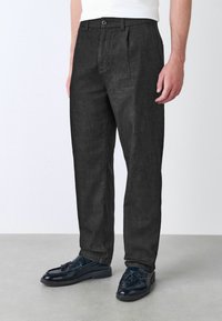 Herren dunkelgraue Hose aus strukturiertem Gewebe, mit geradem Schnitt, Bundfalten und Gürtelschlaufen am Bund mit Knopfverschluss.