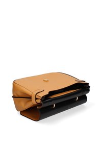 Sac à main en cuir tan avec une base noire, de forme rectangulaire et un design à rabat. Présente un fermoir en métal carré doré et une finition texturée.