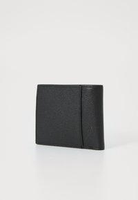 Portafoglio in pelle nera con finituraTesturizzata, forma rettangolare e un'unica fessura per carta sul davanti. Design compatto e minimalista.