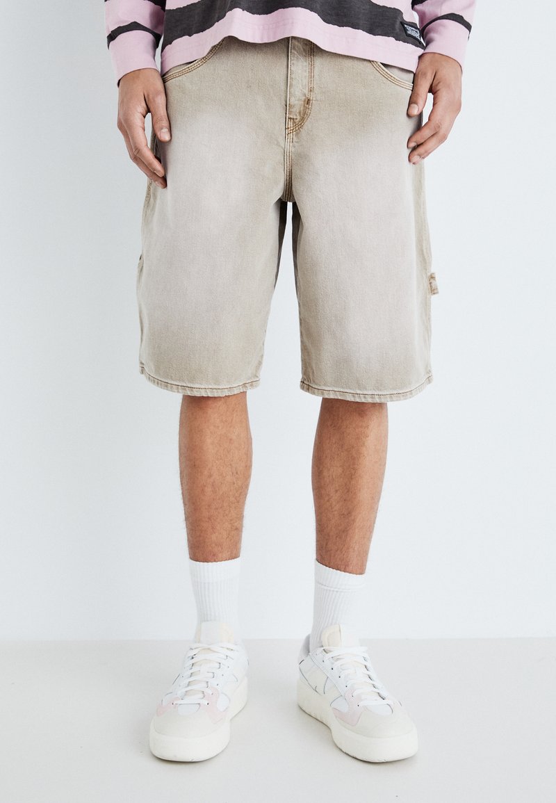 BDG Urban Outfitters CARPENTER - Denim shorts - camel/off-white ...