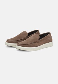 Pruunist nahast slip-on kingad, ümarate varvaste ja dekoratiivse õmblusega, millel on heledat värvi kummitald. Tekstureeritud materjal suurendab visuaalset huvi.