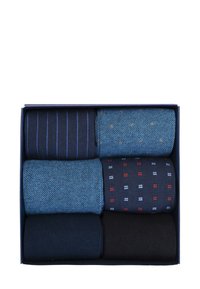 Sei paia di calzini da uomo piegati in tonalità di blu e nero con motivi a righe, a pois e solidi, ordinatamente sistemati in una scatola.