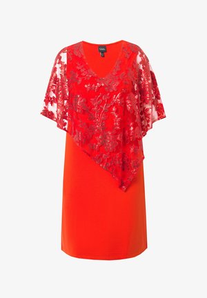 Punainen mekko, jossa on V-avonainen kaula-aukko ja lyhyet hihat, kerrostettuna läpikuultavalla, brodeeratulla päällyksellä, jota koristavat kukkakuviot.