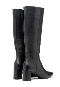 Botas de cuero negras hasta la rodilla con una textura suave, tacones cuadrados y un diseño ajustado y elegante. Detalles de costura a lo largo del eje.