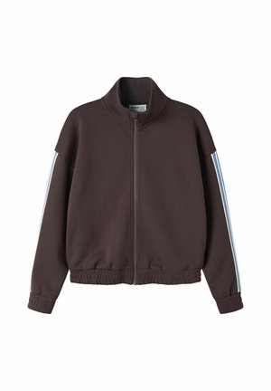 Veste marron zippée avec col montant et poignets élastiques, avec des rayures bleues et blanches le long des manches.