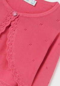 Cardigan lavorato a maglia rosa con bottone floreale, decorazioni in pizzo e piccole perforazioni in tutto il tessuto.