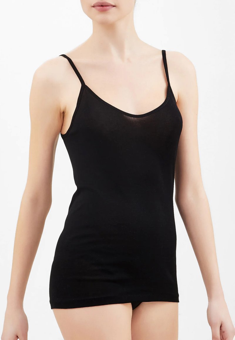 Camisola nera con sottili spalline, realizzata in tessuto liscio ed elasticizzato. Presenta una scollatura a giro e un design aderente.