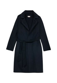 Cappotto blu scuro con colletto a risvolto, maniche lunghe, una cintura in vita e cuciture di colore più chiaro che contrastano lungo i bordi.