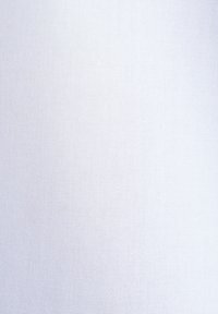 Tessuto bianco strutturato con una trama fine, superficie liscia e un leggero lucido, che appare leggero e flessibile. Nessun motivo o disegno visibile.