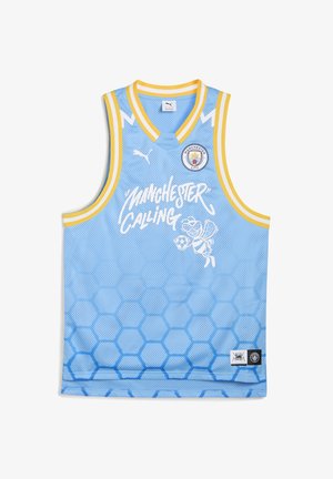 Lyseblå mesh basketballtrøye med gult kantbånd, "Manchester Calling" grafikk, bieillustrasjon og hexagonal mønstertekstur.