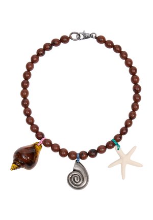 Brązowa bransoletka z koralików z trzema wiszącymi zawieszkami: brązową i żółtą muszlą, srebrną spiralą i białą rozgwiazdą.