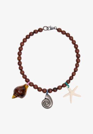Pulsera marrón con cuentas con tres colgantes: una concha marrón y amarilla, una espiral plateada y una estrella de mar blanca.