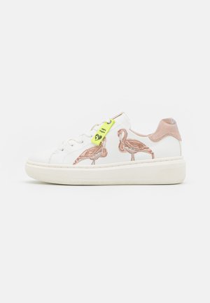 Trainers - white