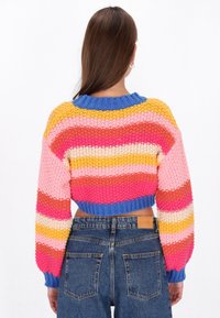 Horgolt, színes, rövidített pulóver, amely vízszintes csíkokban pink, sárga, narancs és kék színeket tartalmaz. Ribbed kék nyakrésszel és mandzsettákkal.