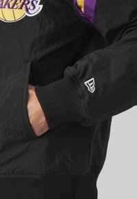New Era NBA LOS ANGELES LAKERS PANEL BOMBER - Športne kratke hlače - black