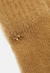 Tissu tricoté flou marron avec une texture douce, présentant un accent doré "MK". Le design dégage une apparence chaleureuse et confortable.