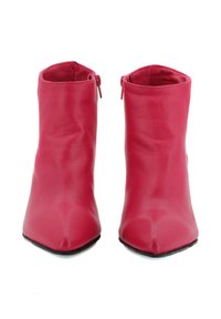 Stivaletti rosa in pelle con design a punta e dettaglio con cerniera sul retro. Texture liscia e silhouette elegante e aderente che valorizza lo stile.