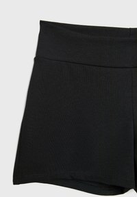 Zwarte sportieve shorts met een brede, rekbare tailleband. Glad, lichtgewicht materiaal. De zoom heeft een lichte kromming aan de randen.