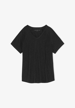 Czarna koszulka z krótkim rękawem wykonana z miękkiego materiału, z dekoltem w kształcie litery V i lekko luźnym krojem, z subtelnymi pliskami z przodu i prostym wykończeniem dołu.