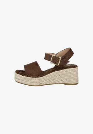 Sandalia cuña de ante marrón con correa en el tobillo y hebilla dorada, con suela plataforma de yute trenzado.