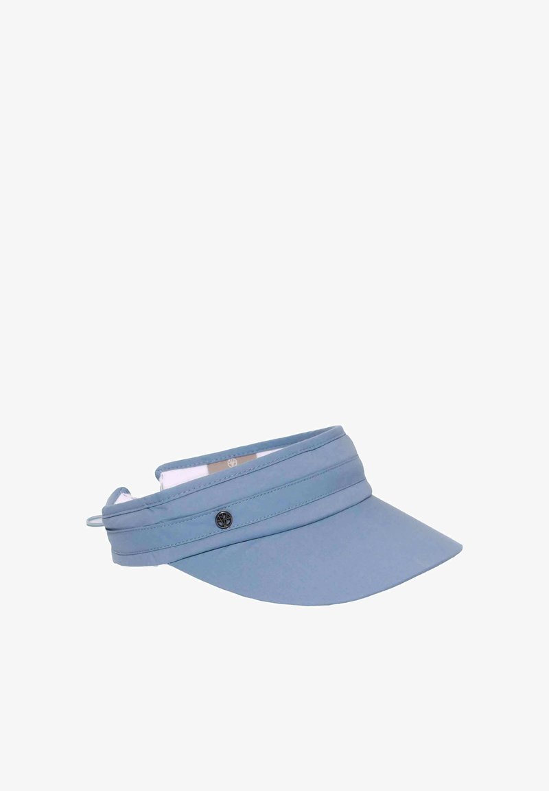 Visière de sport en tissu bleu clair avec une visière incurvée et une sangle arrière réglable, comportant un petit logo rond en métal sur le côté.