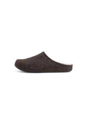 Bruine vilten instapslippers met gesloten ronde neus en zwarte zool, van opzij weergegeven op een witte achtergrond.