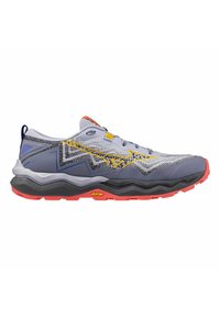 Grijze hardloopschoen voor trailrunning met een bovenwerk van mesh, gele en blauwe accenten, een dikke zwarte tussenzool en een rode Vibram-buitenzool. Heeft zigzagpatronen.
