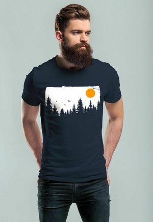 Himmelblaues Baumwoll-T-Shirt mit einem weißen Grafikdesign von Kiefern und einer gelben Sonne, weichem Material und modernem Schnitt.