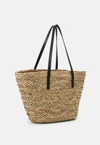 Vævet halm tote taske med en bred, konisk form, der har to sorte læder skulderremme. Naturlig farve med et struktureret mønster.