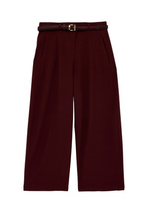 Tummanruskeat leveälahkeiset housut, joissa on etutaitokset ja niiden kanssa yhteensopiva ohut vyö kultaisella soljella, esitettynä tasaisesti valkoisella taustalla.