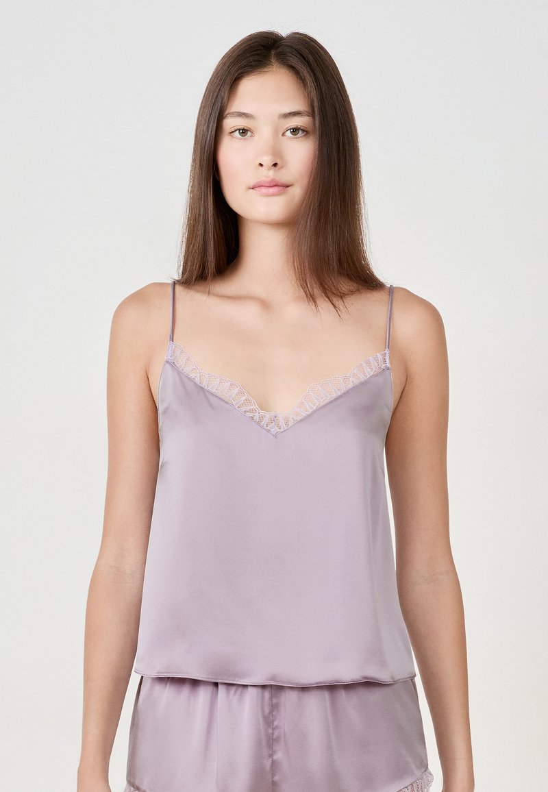 Camisón de satén lila con encaje en el escote. Presenta tirantes delgados ajustables y una silueta de corte relajado.