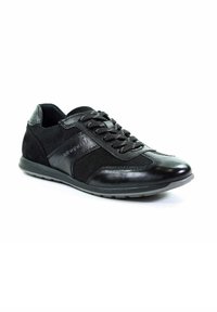 Schwarze Sneaker aus einer Mischung aus strukturiertem Stoff und glattem Leder, mit kontrastierenden Schnürsenkeln und einer flachen Gummisohle.