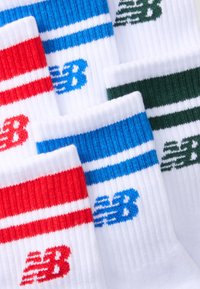 Meias de crew desportivas de algodão na cor branca com realces em vermelho, azul e verde. Apresentam punhos canelados e um logótipo impresso em cada meia.