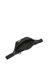 Crni zippered novčanik s mat završnom obradom, s uvezenom ručkom, teksturiranom tkaninom i unutarnjim džepom za organizaciju.