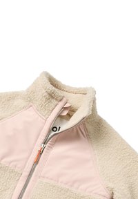 Giacca in pile sherpa beige con pannelli in tessuto rosa, colletto alto e zip argentata parzialmente aperta.