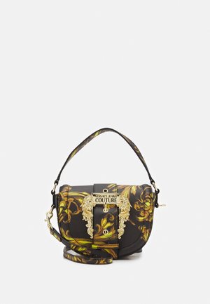 Musta ja kultainen barokkikuvioinen olkalaukku, jossa kultainen koristeellinen tunnus ja edessä "Versace Jeans Couture" -kilpi.