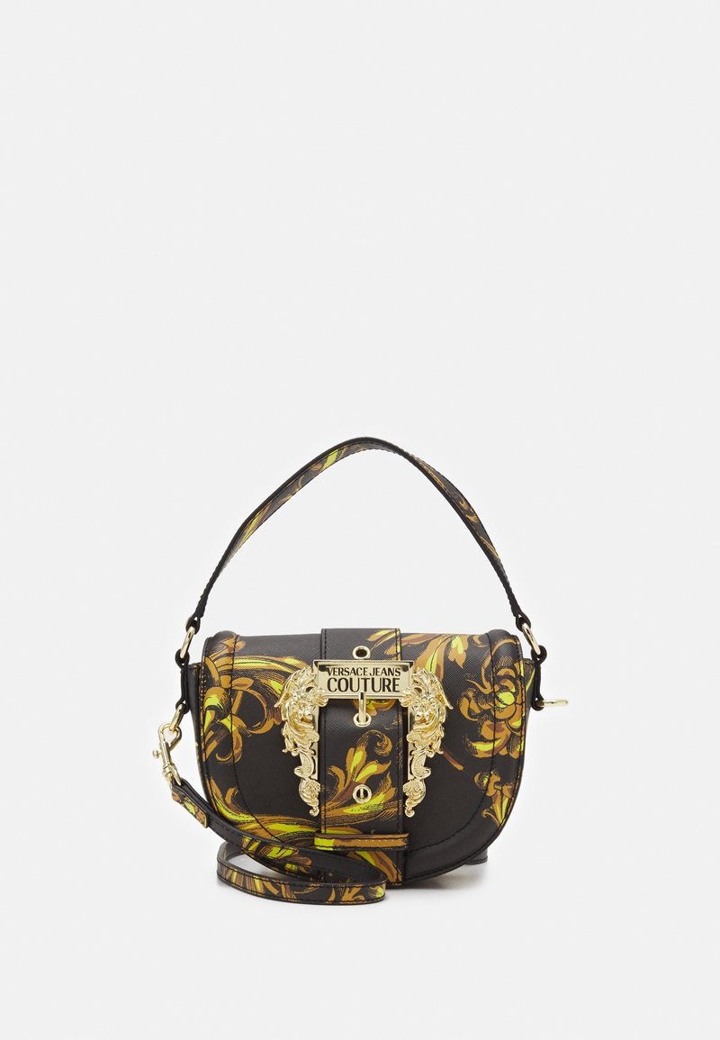 Sort og gylden barok skuldertaske med gyldent dekorativt emblem og "Versace Jeans Couture" plade foran.