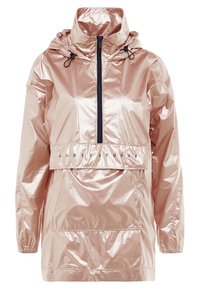 Błyszcząca jasnoróżowa kurtka przeciwdeszczowa damska z kapturem, przednim zamkiem błyskawicznym, elastycznymi mankietami oraz logo "UNDER ARMOUR" na klapce kieszeni na piersi.