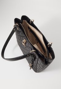 Borsa a tracolla nera trapuntata con hardware dorato. Presenta due cerniere superiori e una tasca interna, con una superficie liscia al tatto e una tracolla intrecciata.
