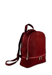 Sac à dos en cuir rouge avec deux compartiments zippés courbés, finition texturée, quincaillerie dorée et bretelles réglables.