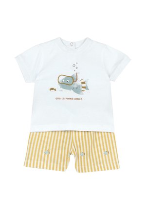 Camicia bianca a maniche corte con uno squalo dei cartoni animati che indossa occhialini e pantaloncini da bagno a righe con piccole stampe di pesci.