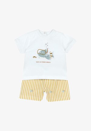 Camicia bianca a maniche corte con uno squalo dei cartoni animati che indossa occhialini e pantaloncini da bagno a righe con piccole stampe di pesci.