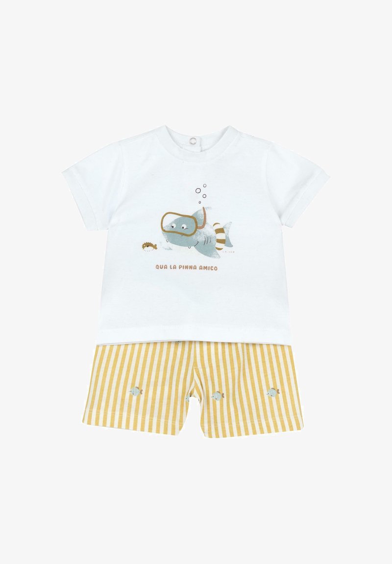 Chemise blanche à manches courtes avec un requin en dessin animé portant des lunettes et un short de bain rayé avec de petits poissons imprimés.