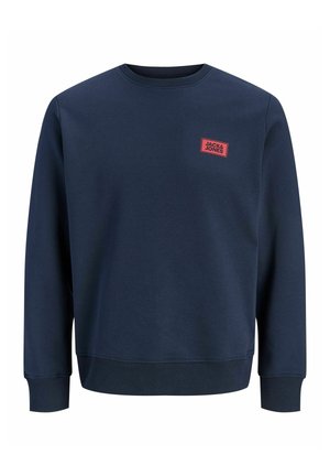 Granatowa bluza z długim rękawem z prążkowanymi ściągaczami na rękawach i dole, z małym czerwonym prostokątnym logo "JACK & JONES" na piersi.
