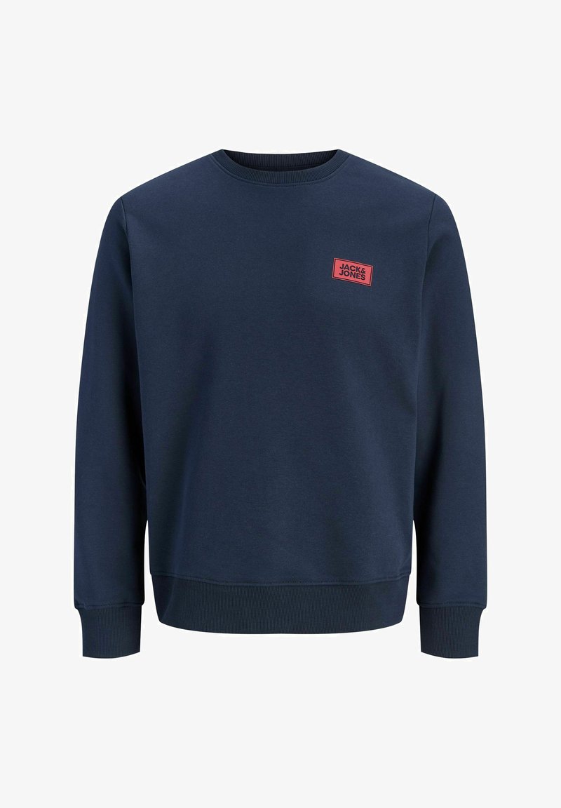 Sweat-shirt bleu marine à manches longues avec poignets et ourlet côtelés, avec un petit logo rectangulaire rouge « JACK & JONES » sur la poitrine.