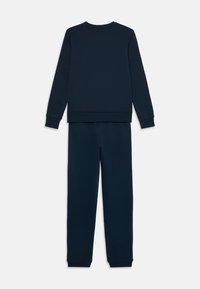Marineblaue Loungewear-Set bestehend aus einem Langarmoberteil mit Rundhalsausschnitt und passenden Hosen, gefertigt aus weichem, strukturiertem Stoff mit gerippten Bündchen.